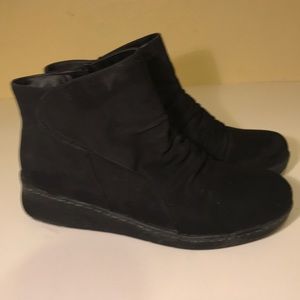 WORN ONCE, YUU Booties Women’s Sz 9.5 W